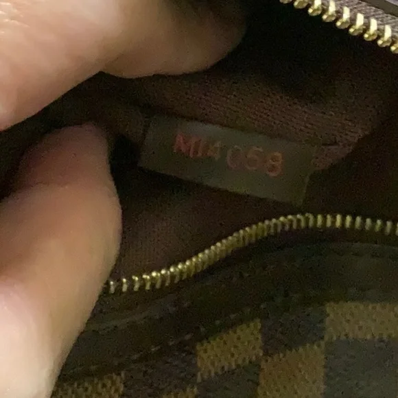 *** SOLD *** Authentic Louis Vuitton Damier Bosphore - Picture 11 of 13